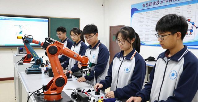 学机器人操控与维护？这所职校智能实训课真落地