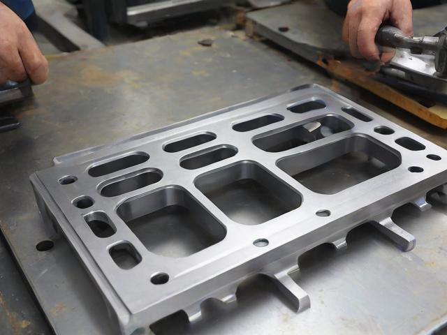 汽车冲压件模具制造:（汽车模具冲压工艺流程）